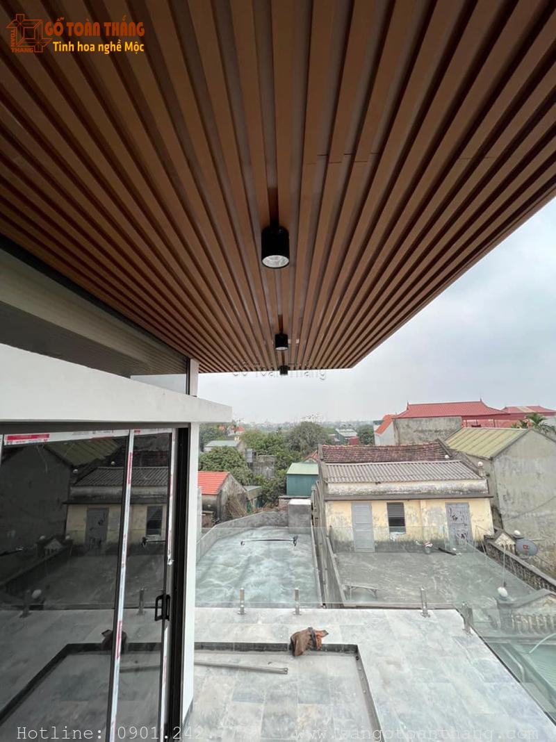 Mẫu trần ban công gỗ nhựa đẹp 07