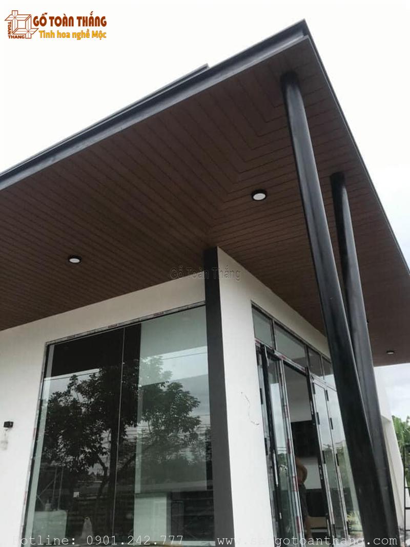 Mẫu trần ban công gỗ nhựa đẹp 03