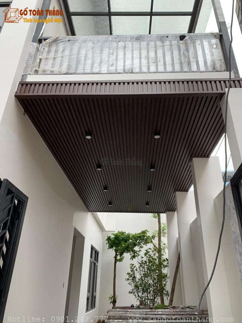 Mẫu trần ban công gỗ nhựa đẹp 20