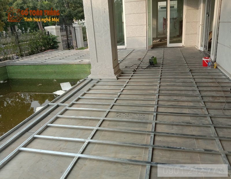 Lắp đặt khung xương cho sàn gỗ đủ bền và có khoảng cách phù hợp