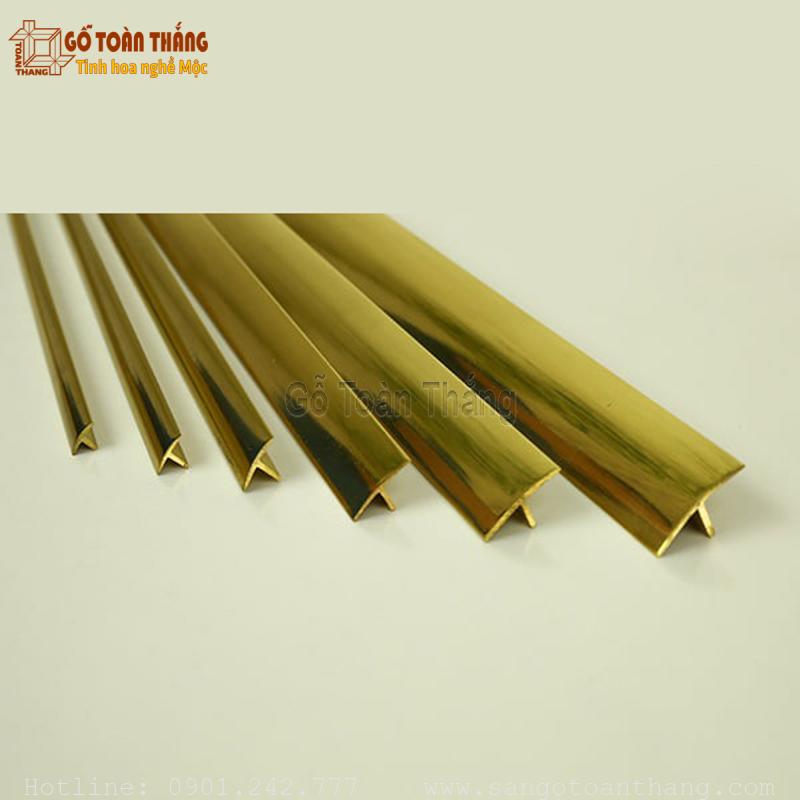 Thanh nẹp đồng bề mặt đã được đánh bóng đẹp