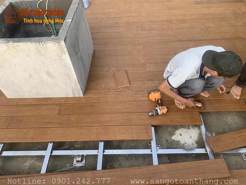 Sử dụng vít inox hoặc kẹp cố định để gắn gỗ vào khung xương