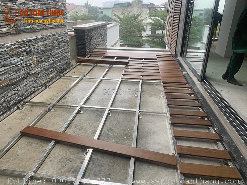 Đặt các thanh gỗ vuông góc với khung xương