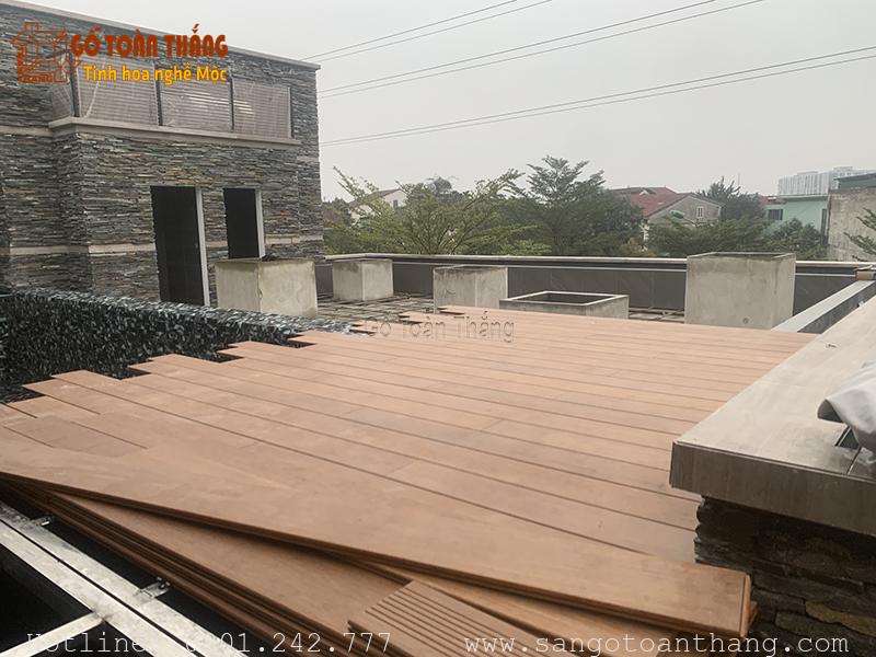 Dùng thước thủy hoặc máy Laser để kiểm tra độ bằng phẳng của sàn ngoài trời