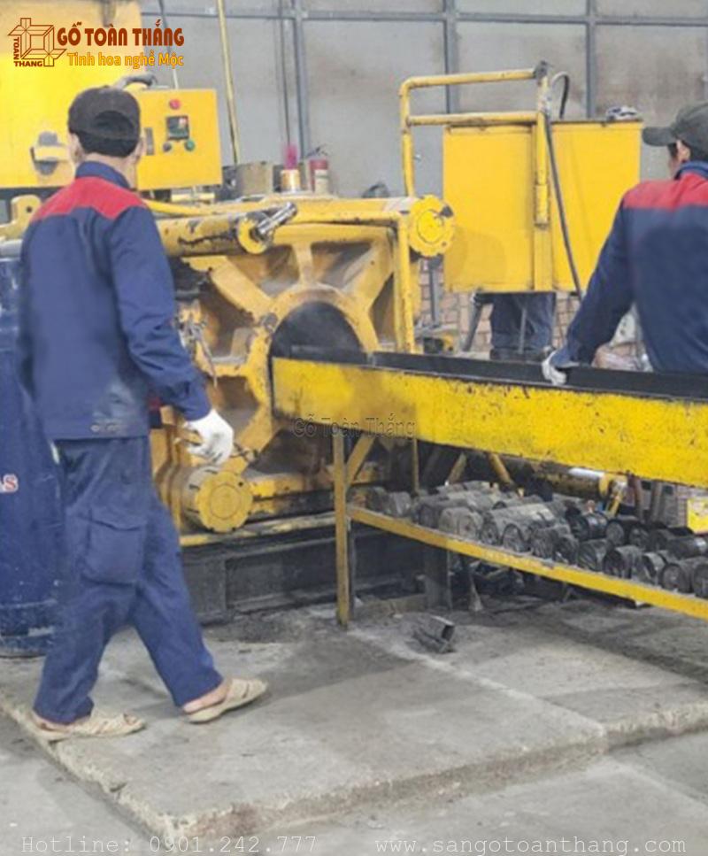 Đổ vào khuôn tạo hình sản phẩm