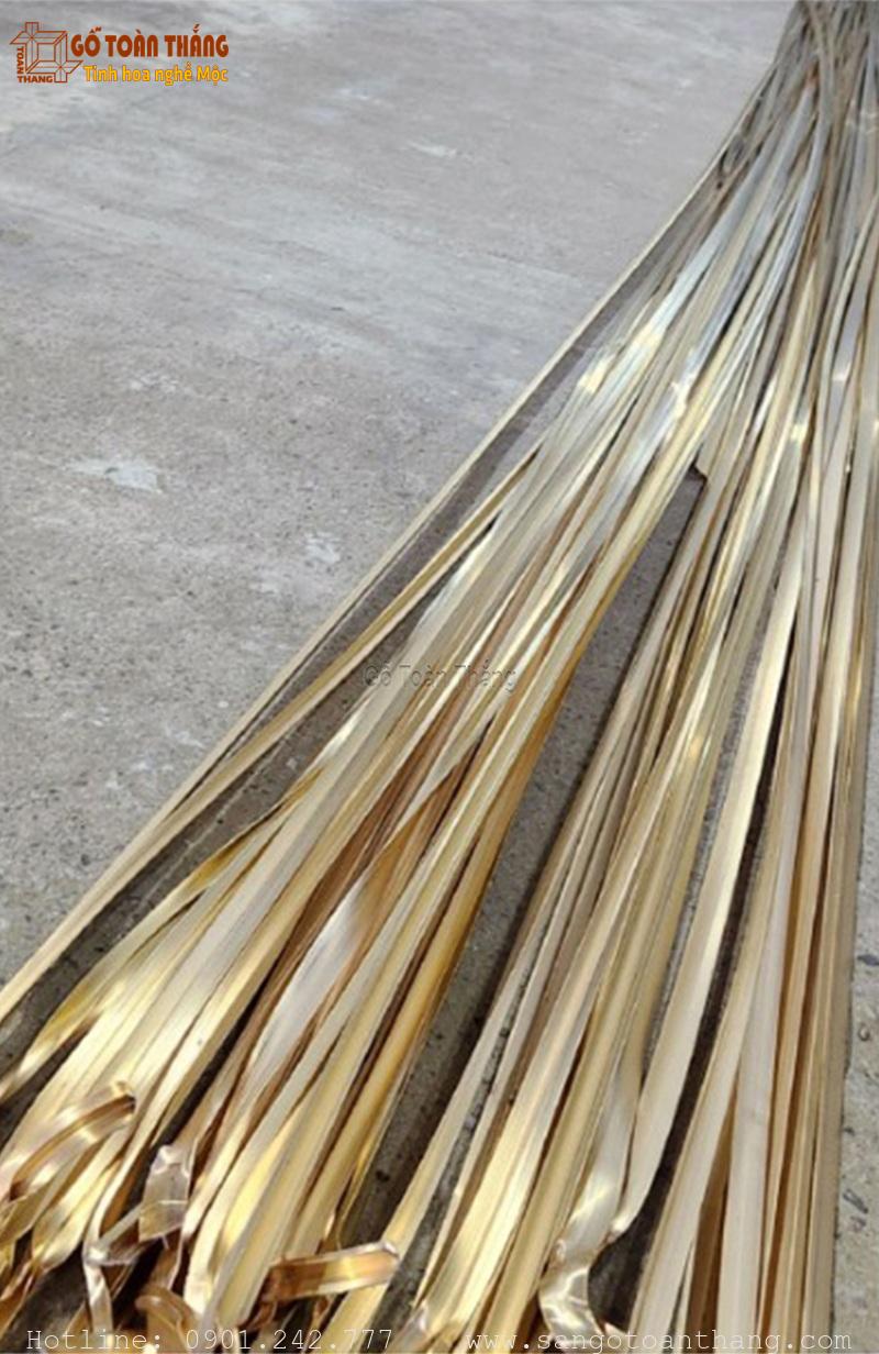 Thanh nẹp đồng bề mặt còn thô, cong