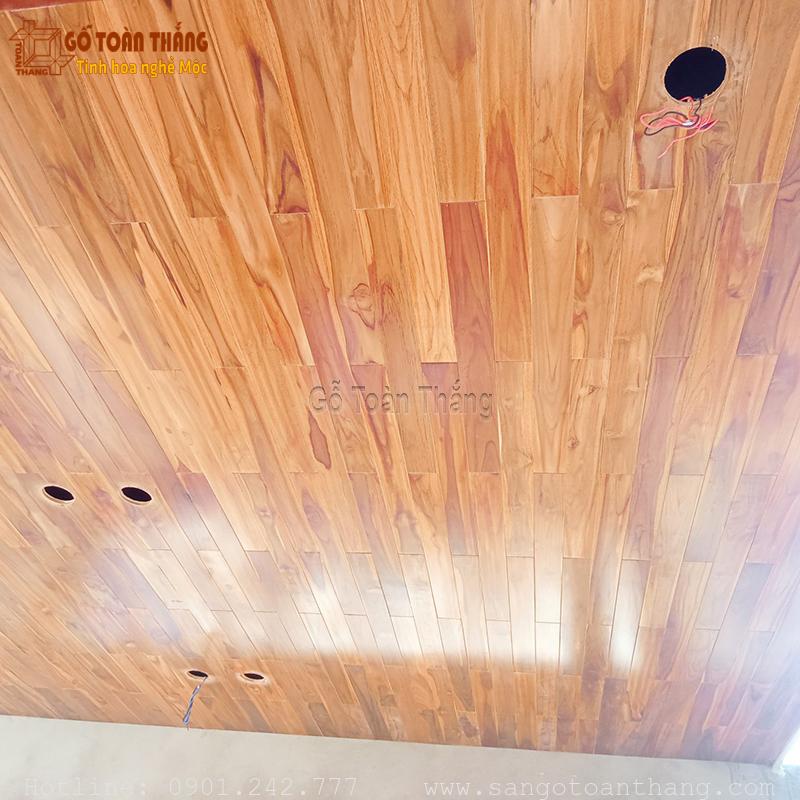 Sau 3-5 năm, nên sơn lại lớp phủ PU hoặc dầu lau để duy trì độ bóng và bảo vệ gỗ khỏi tác động môi trường.