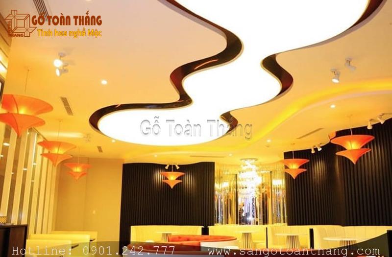 Nên chọn đơn vị thi công trần xuyên sáng uy tín