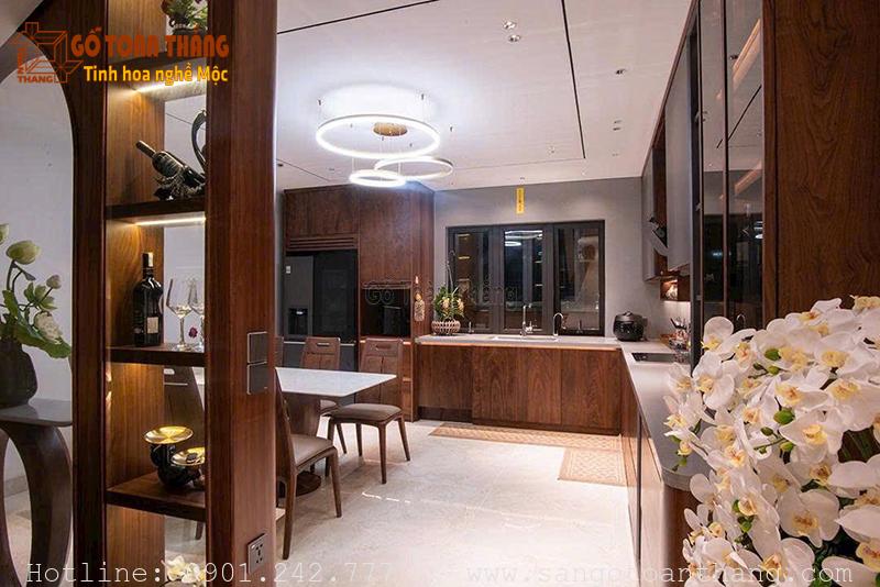 Tủ bếp gỗ gõ đỏ phong cách tân cổ điển