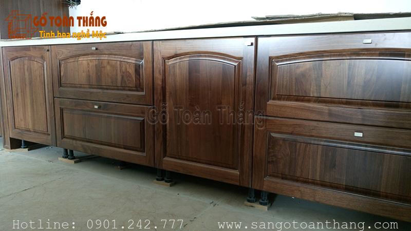 Tủ bếp gỗ Óc chó tạo nên không gian đẳng cấp