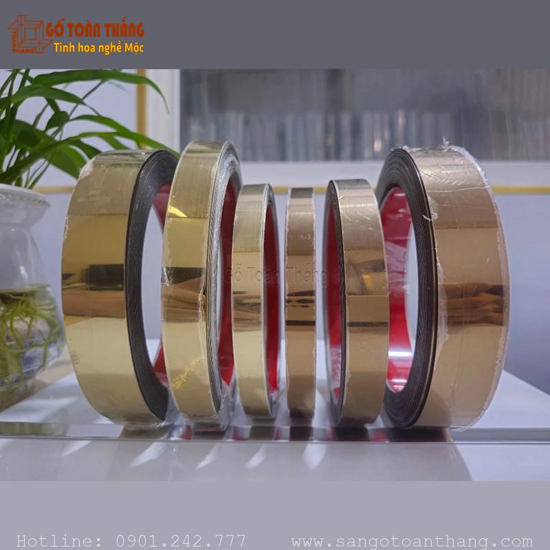 La inox có keo dễ dàng dán lên các bề mặt