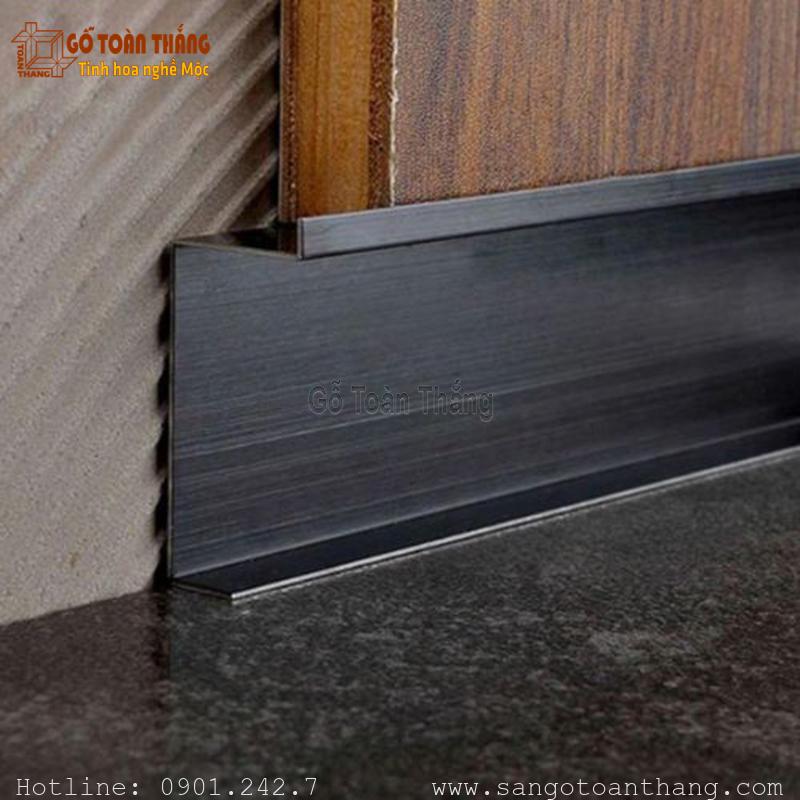 Len chân tường âm là kỹ thuật thi công tạo một khe hở nhỏ