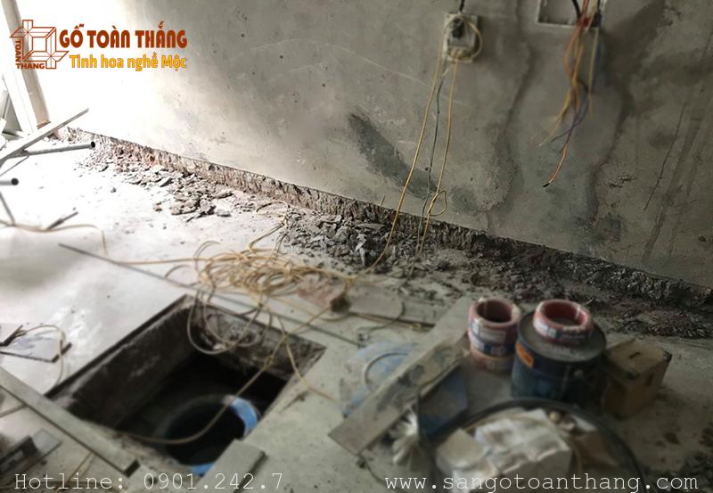 Hướng dẫn thi công len âm tường chi tiết A->Z năm 2026 6 Dùng máy cắt rãnh tường hoặc máy mài góc cắt một đường thẳng chân tường