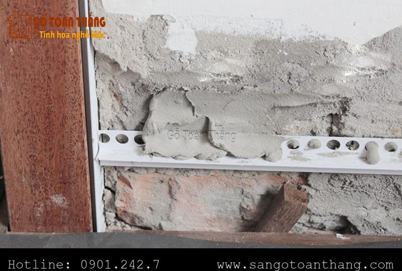 Hướng dẫn thi công len âm tường chi tiết A->Z năm 2026 5 Khi trát tường thợ xây để lại rãnh âm sâu 10-15 mm ngay từ đầu
