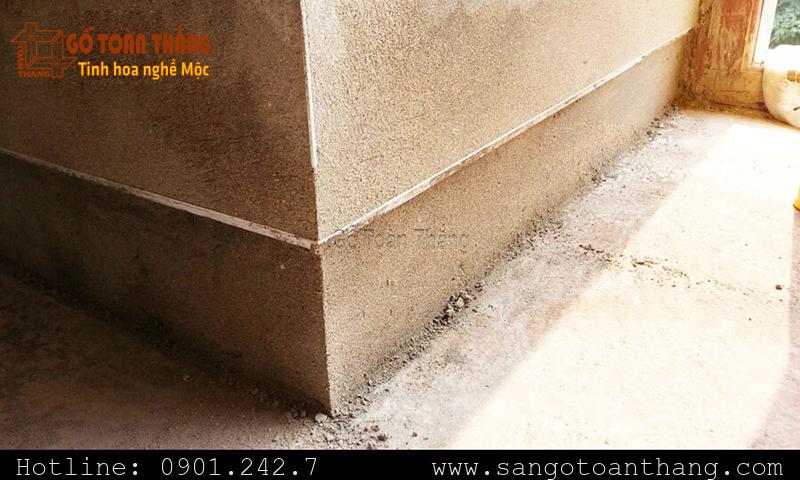 Hướng dẫn thi công len âm tường chi tiết A->Z năm 2026 4 Bề mặt tường và sàn phải được chuẩn bị kỹ