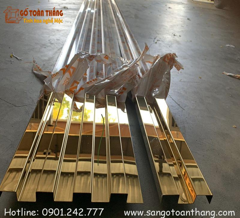 Thi công Tấm ốp lam sóng inox cũng tương tự lam sóng nhựa