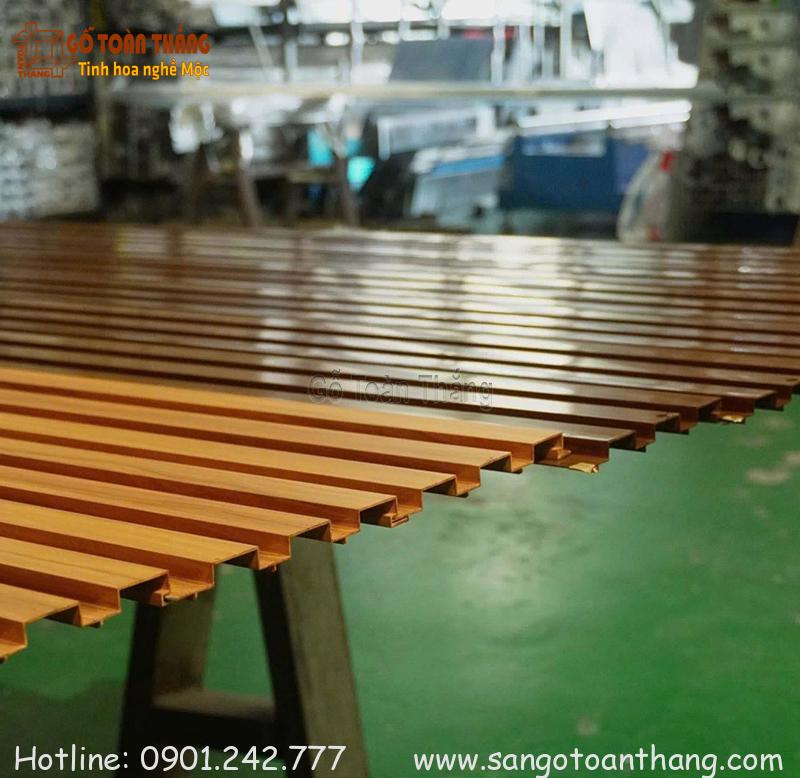 Thi công tấm lam sóng nhôm chỉ cần luồn ghép hèm âm dương với nhau