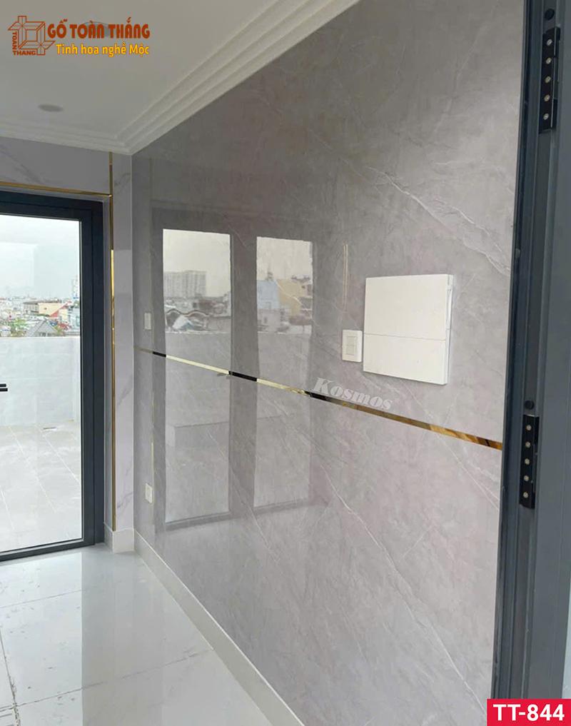 Bề mặt tấm ốp than tre TT-844 bóng đẹp, chống trầy xước ở mức tốt và dễ lau chùi Bề mặt tấm ốp than tre TT-844 bóng đẹp, chống trầy xước ở mức tốt và dễ lau chùi