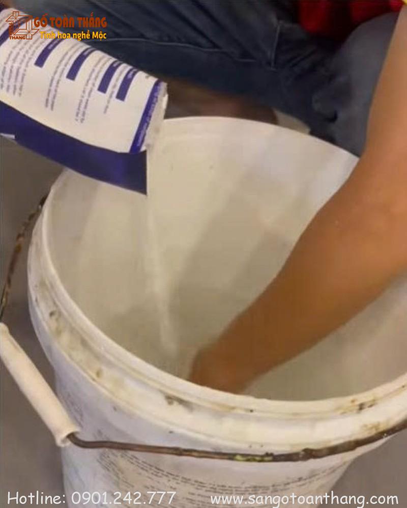 Cho keo bột vào nước sạch và khuấy từ từ