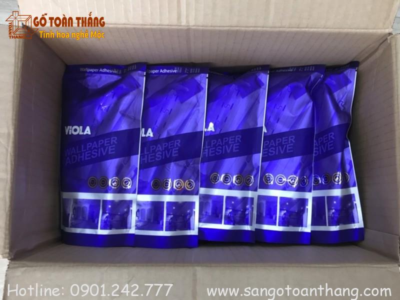 Công dụng chính của keo bột là tạo lớp liên kết giữa giấy dán tường và bề mặt thi công