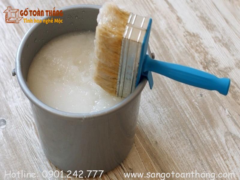 Keo giấy dán tường là nguyên liệu được sử dụng để dán giấy lên tường khi giấy không có sẵn keo
