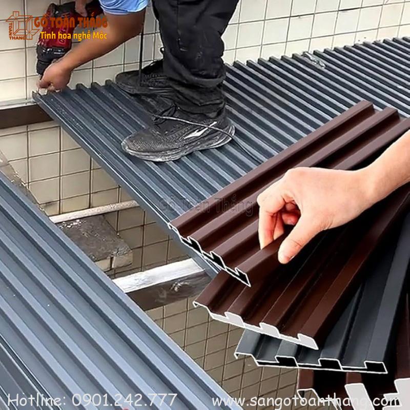 Thi công mái lợp nhôm sóng khá dễ dàng