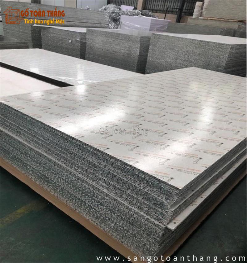 Trần nhôm tổ ong là hệ trần sử dụng các tấm nhôm có cấu tạo ruột tổ ong Trần nhôm tổ ong là hệ trần sử dụng các tấm nhôm có cấu tạo ruột tổ ong