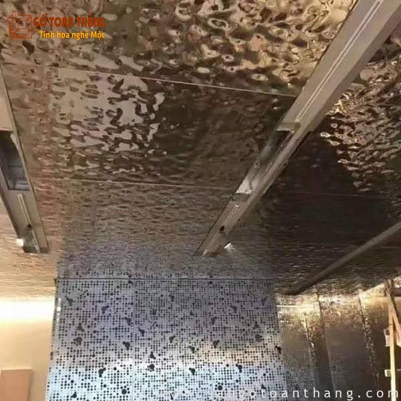Tấm inox sóng nước 3D: Ưu điểm, Phân loại, Báo giá năm 2026 18 Tấm inox sóng nước ốp hành lang, thang máy