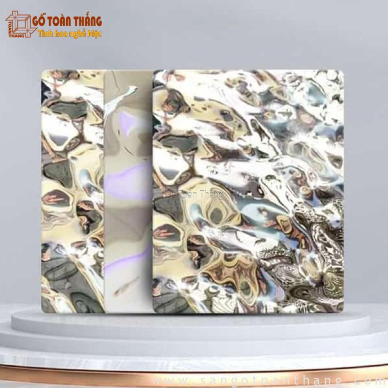 Tấm inox sóng nước 3D: Ưu điểm, Phân loại, Báo giá năm 2026 9 Tấm inox gợn sóng nước màu bạc