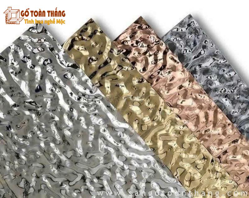 Tấm inox sóng nước 3D: Ưu điểm, Phân loại, Báo giá năm 2026 13 Giá Tấm inox sóng nước phụ thuộc nhiều vào chất liệu