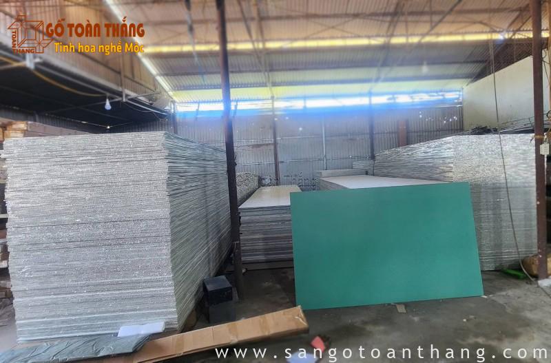 Trần nhôm tổ ong là hệ trần sử dụng các tấm nhôm có cấu tạo ruột tổ ong