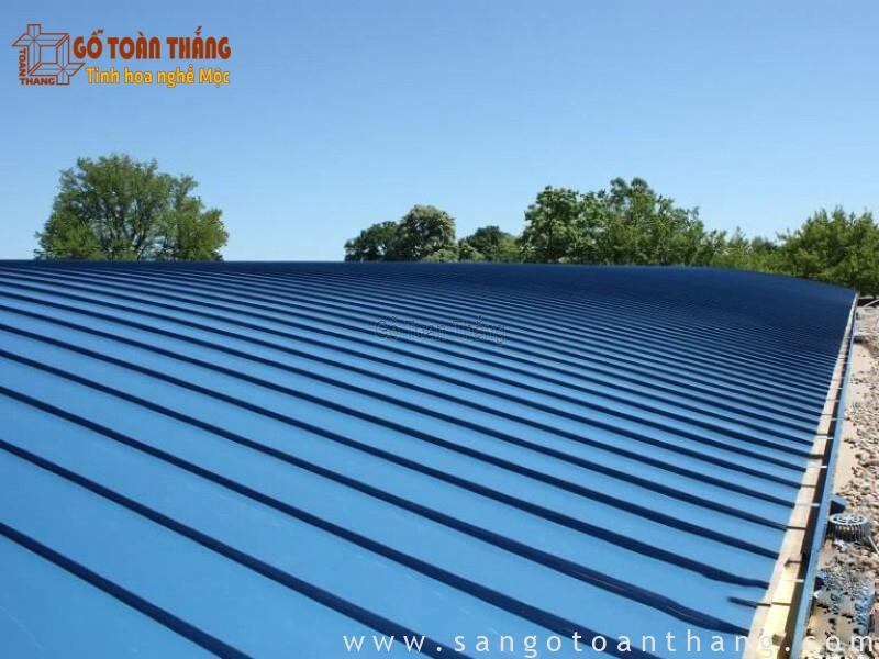 Mái panel cách nhiệt hỗ trợ giảm tiếng ồn khi trời mưa