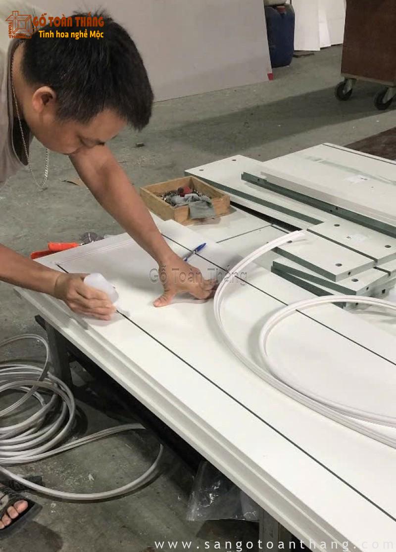 Phào chỉ dẻo: Ưu nhược điểm, ứng dụng, Báo giá năm 2026 18 Cắt phào chỉ dẻo và chỉnh hình