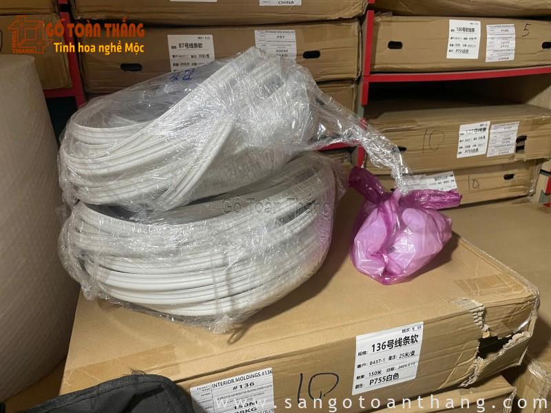 Phào chỉ dẻo: Ưu nhược điểm, ứng dụng, Báo giá năm 2026 9 Phào chỉ dẻo PVC có thể cuộn tròn