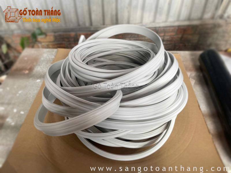 Phào chỉ dẻo: Ưu nhược điểm, ứng dụng, Báo giá năm 2026 1 Phào chỉ dẻo với đặc tính mềm dẻo, dễ uốn cong