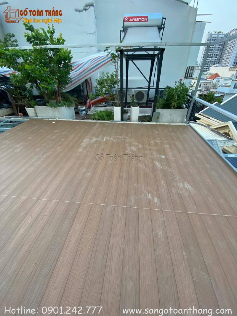 Sàn gỗ nhựa hèm khít (hèm kín) dùng cho ngoài trời năm 2026 16 Xung quanh có thể ốp viền để tạo điểm nhấn cho Sàn gỗ nhựa hèm kín đẹp hơn