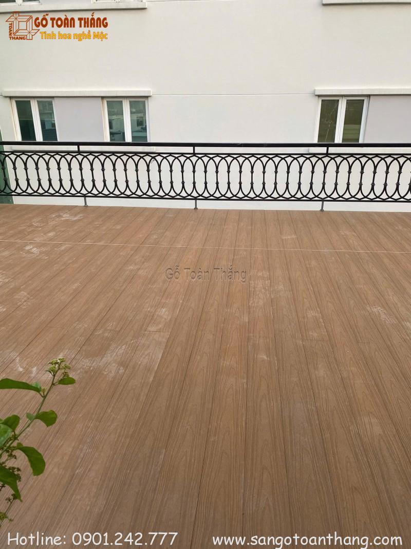 Sàn gỗ nhựa hèm khít (hèm kín) dùng cho ngoài trời năm 2026 11 Sàn gỗ nhựa hèm khít ốp sàn hồ bơi