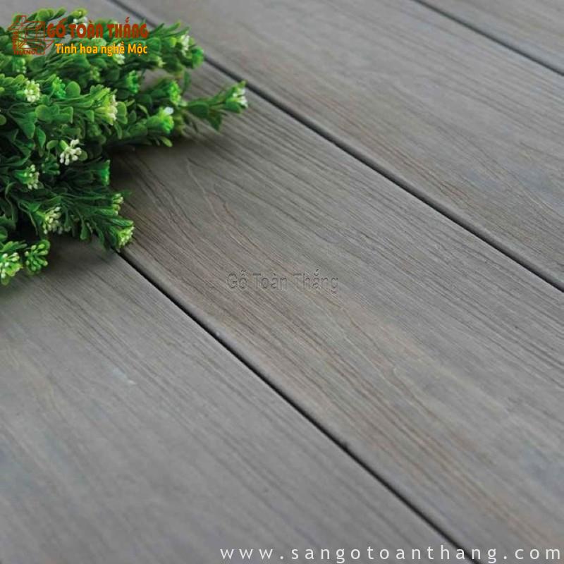 Sàn gỗ nhựa ngoài trời 2 da: Top 5+ Thương hiệu Uy tín & Rẻ 49 Sử dụng sàn gỗ nhựa 2 lớp lát sân vườn rất sạch sẽ